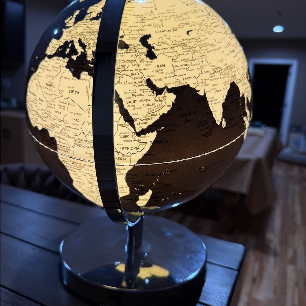 🌎 Urban Outfitters Light-Up Globe Lamp